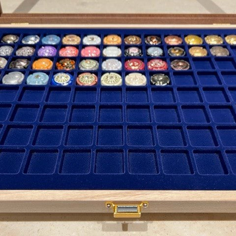 工房シラタ ミュズレボード 96個入り 紺 - 恵比寿ワインマート