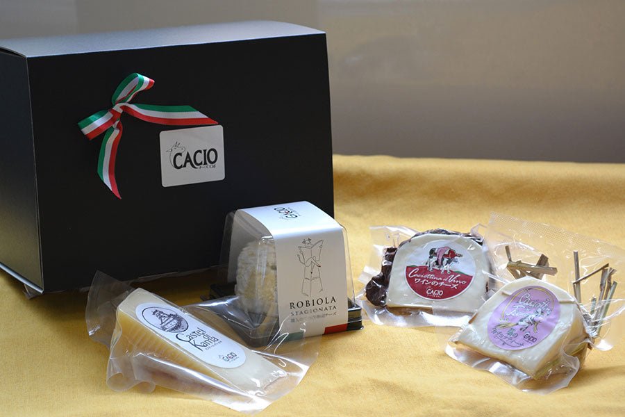 ＜お取寄せ＞ﾁｰｽﾞ工房Cacio4種の熟成ﾁｰｽﾞｷﾞﾌﾄｾｯﾄB（ﾜｲﾝ、藁のｶﾁｮｯﾃｨｰﾅ入り）〔冷蔵〕送料込み - 恵比寿ワインマート